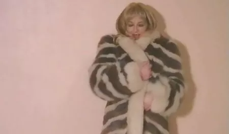 امرأة سمراء حسي يبتلع sax محارم سراويل داخلية ضيقة