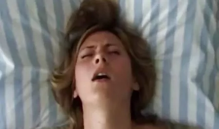- هالي قليلا ، سكب مراهق sax محارم ضد ديك كبيرة